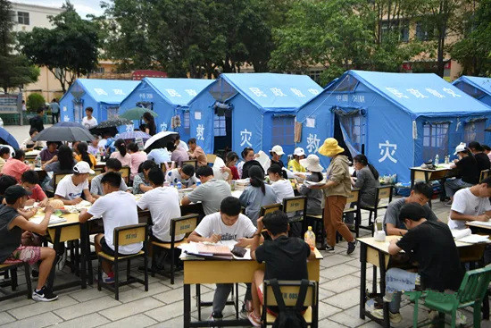 云南大理漾濞6.4级地震 230名高三学生救灾帐篷前模拟考